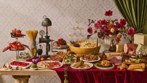 新加坡InterContinental Singapore by IHG的桌子上摆满了各种食物