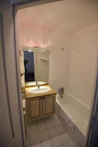 a bathroom with a sink and a bath tub at Hôtel PRATO PLAGE in Pernes-les-Fontaines