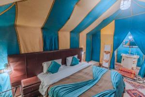 Postel nebo postele na pokoji v ubytování Desert Experience Glamping
