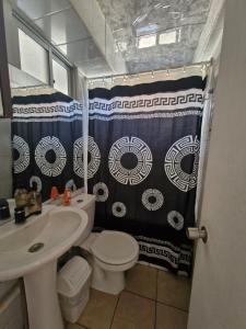 Koupelna v ubytování departamento completo cercano al jumbo + 4 fotografie