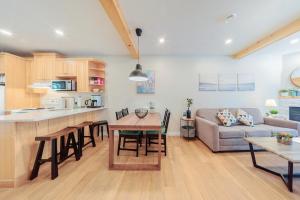 Kuchyň nebo kuchyňský kout v ubytování The OVERLOOK Stay-Mountain View-Free Parking