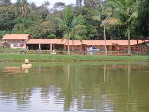 ein Wasserkörper mit einem Haus im Hintergrund in der Unterkunft Chácara Cachoeira in Socorro
