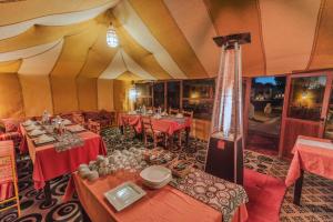 TV a/nebo společenská místnost v ubytování Desert Experience Glamping