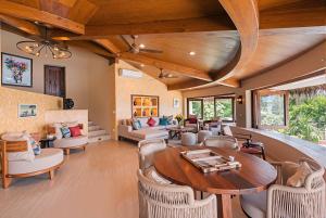シワタネホにあるVilla Escalaのテーブルと椅子のあるリビングルーム