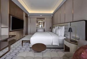 Postel nebo postele na pokoji v ubytování Swissôtel Nusantara