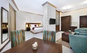 Una cama o camas en una habitación de Gateway Hotel