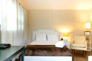 a bedroom with a bed and a desk and a chair at Sonoma Getaway for Two - Great Location in Sonoma