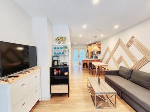 TV a/nebo společenská místnost v ubytování The OVERLOOK Stay-Mountain View-Free Parking