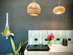 コクレスにあるVilla La Infinidad - Brand New Luxury Villa AC & Private Swimming Poolのキッチン(コンロ、ペンダントライト2つ付)