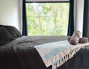 コクレスにあるVilla La Infinidad - Brand New Luxury Villa AC & Private Swimming Poolの窓付きベッドの上のぬいぐるみ