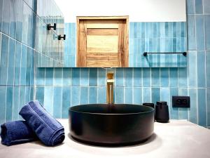 コクレスにあるVilla La Infinidad - Brand New Luxury Villa AC & Private Swimming Poolの- 青いタイルのバスルーム(黒いシンク付) +17枚の写真