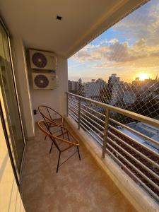 ラプラタにあるDepartamento moderno y luminoso en LA PLATAの市街の景色を望むバルコニー(椅子付)