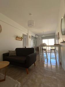 a living room with a couch and a table at Depto moderno y luminoso La Plata zona céntrica in La Plata