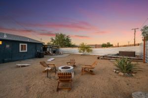 Imagine din galeria proprietății Cozy Desert Oasis Mins to Park, Hot Tub, Fire Pit în Joshua Tree