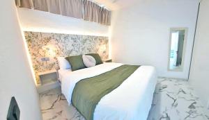 ein Schlafzimmer mit einem großen Bett in einem weißen Raum in der Unterkunft Guayarmina 201 in Mogán