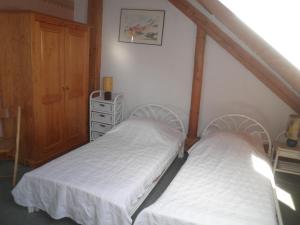 2 Einzelbetten in einem Zimmer mit einer Treppe in der Unterkunft La grange in Menthon-Saint-Bernard + 6 Fotos