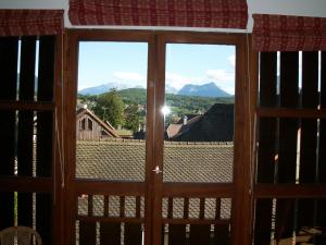 ein Fenster mit Bergblick in der Unterkunft La grange in Menthon-Saint-Bernard