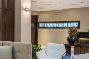 um lobby com um sinal que lê mansos suites em Mansio Suites The Headrow em Leeds