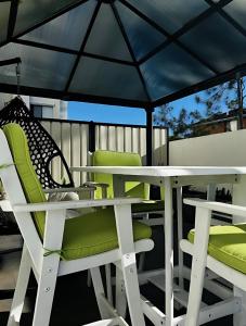 Balcó o terrassa a 2BR 2BA Paramatta with Private Deck - SYD16