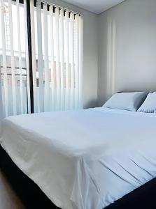 Llit o llits en una habitació de 2BR 2BA Paramatta with Private Deck - SYD16