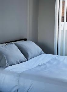 Postel nebo postele na pokoji v ubytování 2BR 2BA Paramatta with Private Deck - SYD16