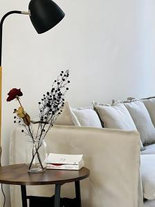 Zona d'estar a 2BR 2BA Paramatta with Private Deck - SYD16