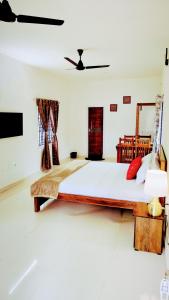 Ένα ή περισσότερα κρεβάτια σε δωμάτιο στο The Ishank Resorts Yercaud Hills