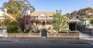Washington Cottage في Angaston: منزل امامه درج