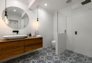 Washington Cottage في Angaston: حمام مزود بحوض ومِرآة +31 صورة