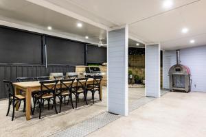 Washington Cottage في Angaston: غرفة طعام بها طاولة وكراسي