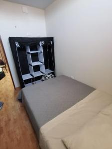Un pat sau paturi într-o cameră la Departamento tercer piso Pacasmayo