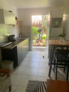 Kuchyň nebo kuchyňský kout v ubytování Tiki Ora Lodge-Varua