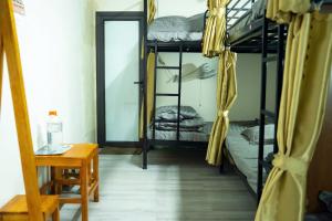 Giường trong phòng chung tại Yến Linh - Hostel & Motorbikes Rental