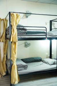 Giường trong phòng chung tại Yến Linh - Hostel & Motorbikes Rental