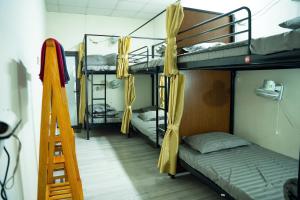 Giường trong phòng chung tại Yến Linh - Hostel & Motorbikes Rental