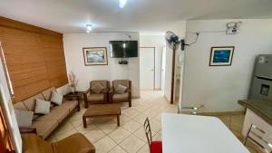 ein Wohnzimmer mit Sofa und Fernseher in der Unterkunft Villa Cantomar - Punta Sal in La Bocana