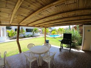 eine Terrasse mit einem Tisch, Stühlen und einem Klavier in der Unterkunft Villa Cantomar - Punta Sal in La Bocana + 11 Fotos