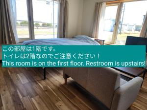 OdaitōGuest House ODAITO NEST的客房设有床、沙发和窗户。