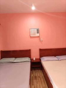 Postel nebo postele na pokoji v ubytování Saki's inn
