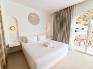 Postel nebo postele na pokoji v ubytování Khaiyyara Jimbaran Bali + 37 fotografií