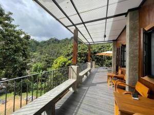 Balkón nebo terasa v ubytování วิลลา วาดี แม่กำปอง Villa Vadee Maekampong