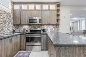 Η κουζίνα ή μικρή κουζίνα στο Spacious 2BR APT in Cliff Road & Queensway close to China Town, Mississauga