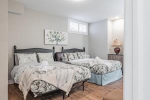 Ένα ή περισσότερα κρεβάτια σε δωμάτιο στο Spacious 2BR APT in Cliff Road & Queensway close to China Town, Mississauga