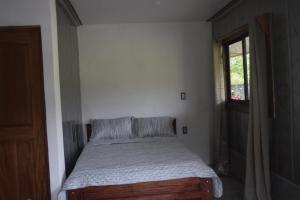 Postel nebo postele na pokoji v ubytování Coconut Lodge Pavones