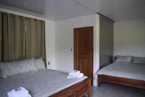 Postel nebo postele na pokoji v ubytování Coconut Lodge Pavones