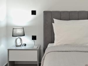 KiladaにあるKilada Luxury Apartment 1のベッドルーム1室(ベッド1台、鏡付きテーブル付)