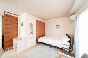 a small bedroom with a bed and a window at Luce Ikebukuro - Cozy APT Stay in Ikebukuro Tokyo, with Direct Access to Shinjuku & Shibuya in Tokyo