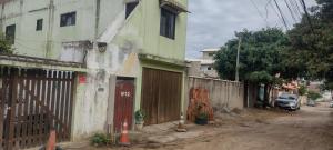 a building on the side of a street at Cantinho Feliz in Arraial do Cabo
