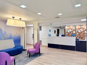 TV a/nebo společenská místnost v ubytování Sleep Inn & Suites