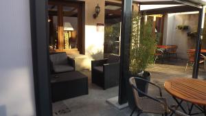 Posezení v ubytování LOGIS Hotel Restaurant Auberge Du Cheval Blanc